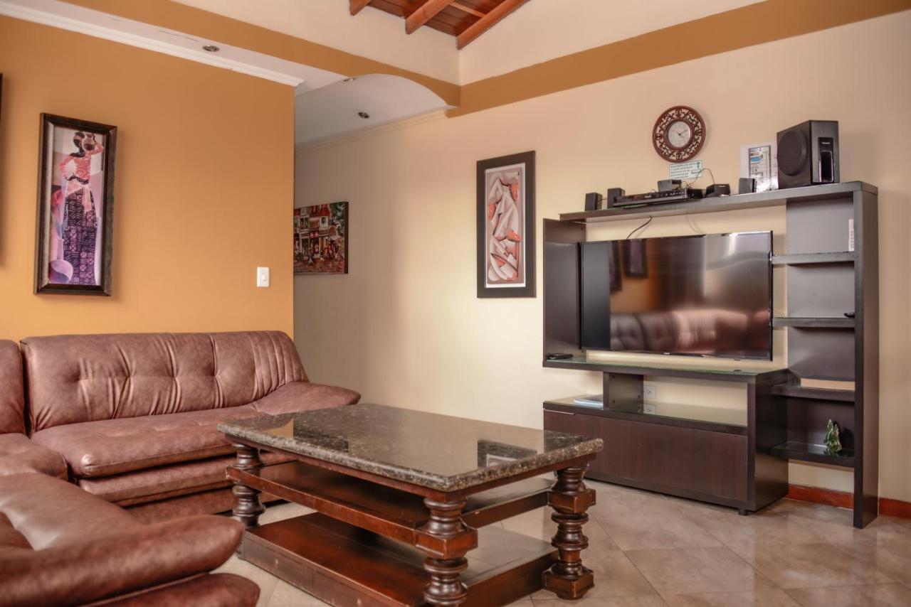 Calle 8 Suites Medellín Dış mekan fotoğraf