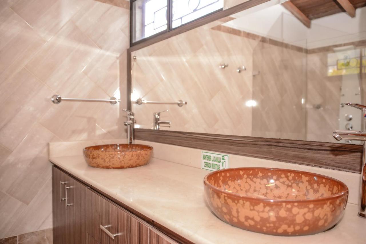 Calle 8 Suites Medellín Dış mekan fotoğraf
